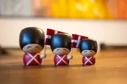 FableWood Figur Frederik Den lille garder med flag