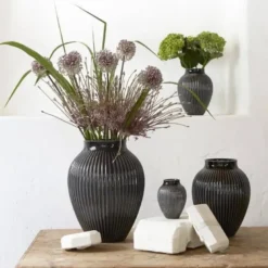 Knabstrup Vase med riller 20 cm sort