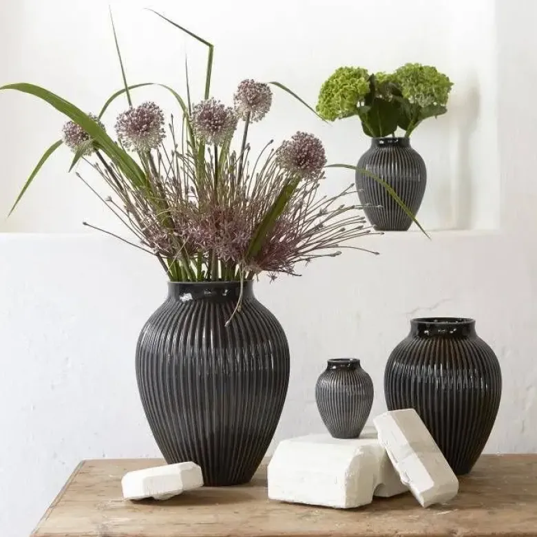Knabstrup Vase med riller 20 cm sort