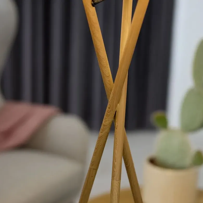 Nielsen Light Uptown Gulvlampe Trælook med sort stofskræm