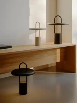 Stelton Pier portable LED bordlampe H 33.5 cm sort