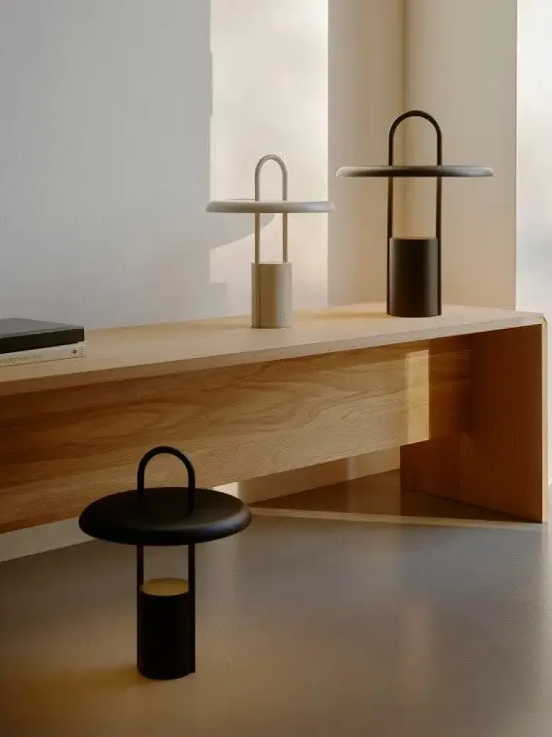 Stelton Pier portable LED bordlampe H 33.5 cm sort