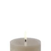 UYUNI LED Pillar Bloklys m. 3D flamme Ø7.8x10 cm Sandstone