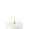 UYUNI LED Pillar Bloklys m. 3D flamme Ø7.8x10 cm (Nordic White)