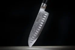 Yaxell RAN Santokukniv med luftskær 16,5 cm